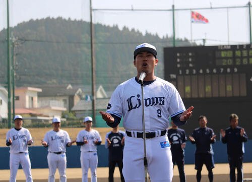 一本締めの発声を行う西武蛭間(撮影･金子真仁)