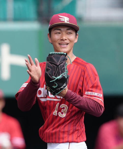 巨人対楽天　2回裏巨人1死満塁、門脇を一ゴロに仕留め笑顔を見せる楽天藤原(撮影･足立雅史)