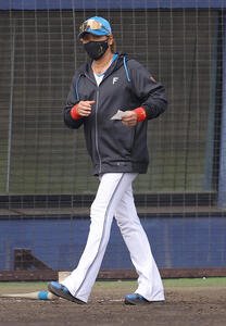 日本ハム対阪神　選手交代を告げる新庄監督(撮影･上田博志)