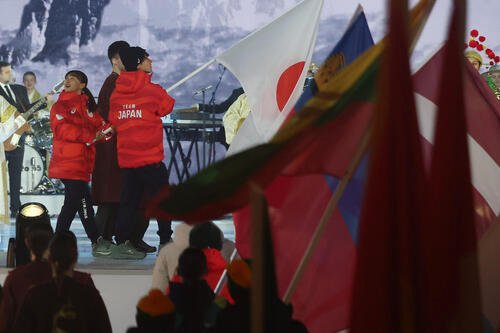 閉会式で旗手を務めた坂本(左)と森重(撮影･前田充)