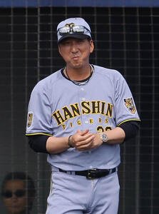 日本ハム対阪神　選手交代を告げる藤川監督(撮影･上田博志)