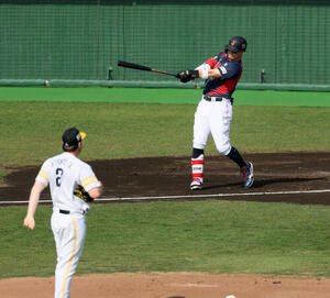 日本対ソフトバンク　1回表日本1死一、二塁、打席へ向かう佐藤。投手スチュワート(撮影･加藤哉)