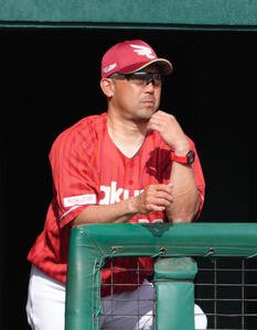 巨人対楽天　戦況を見つめる楽天三木監督(撮影･足立雅史)