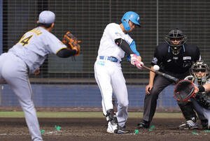 日本ハム対阪神　4回裏日本ハム1死、西川は右越えソロ本塁打を放つ(撮影･上田博志)