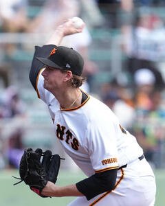 巨人対楽天　巨人先発のウィットリー(撮影･足立雅史)