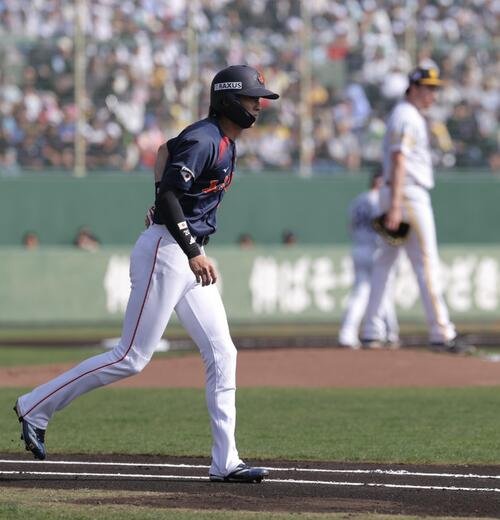 日本対ソフトバンク　1回表日本1死、四球を選ぶ周東(撮影･河田真司)