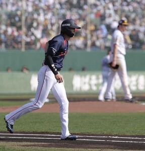 日本対ソフトバンク　1回表日本1死、四球を選ぶ周東(撮影･河田真司)