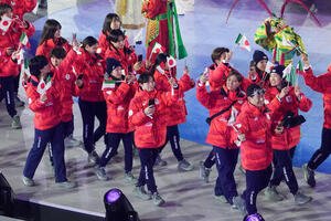 ミラノ･コルティナ五輪閉会式に入場する鍵山(中央)ら日本選手団(撮影･パオロ　ヌッチ)