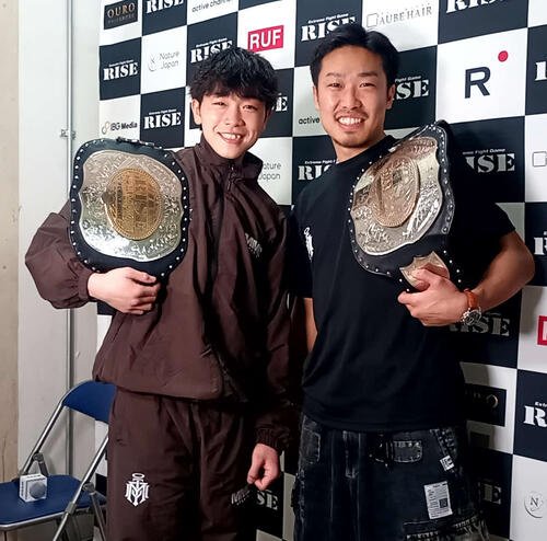 初戴冠を果たした松本天志(左)はジムの先輩でスーパーフェザー級王者の常陸飛雄馬と仲良くポーズ