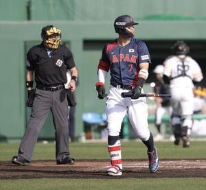 日本対ソフトバンク　6回表日本2死一、二塁、空振り三振に倒れる佐藤(撮影･河田真司)