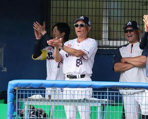 ヤクルト対広島　7回裏ヤクルト2死二、三塁、武岡は先制左適時打を喜ぶ池山監督(撮影･加藤孝規)