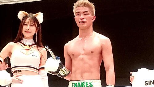 次期挑戦者決定戦に勝利した大森隆之介(右)