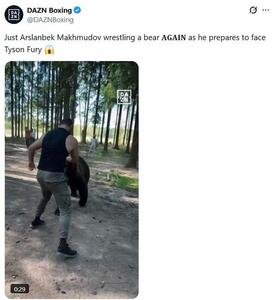 熊との格闘する異色トレに取り組むWBA世界ヘビー級6位のアルスランベク･マフムドフ(DAZNボクシング公式Xから)
