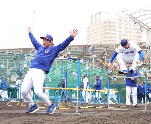 7日、トレーニングでハードルを華麗にジャンプする中日の田中幹也