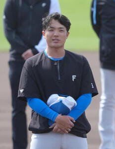 名護キャンプを打ち上げあいさつする日本ハム郡司(撮影･足立雅史)