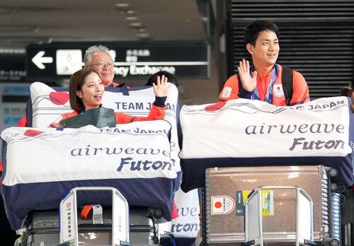 帰国しファンに手を振るフィギュアスケートペアの三浦(左)と木原(撮影･小島史椰)