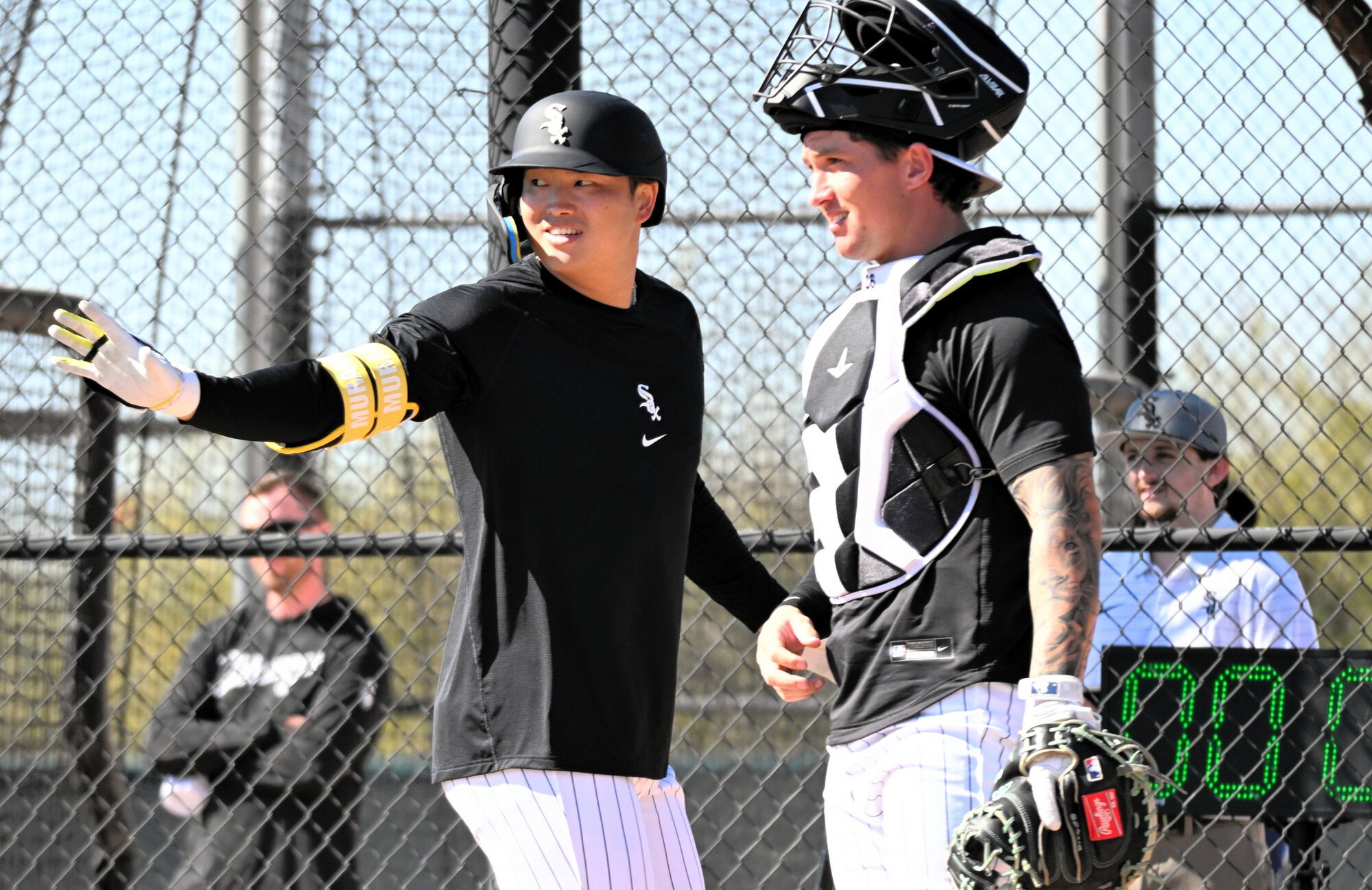 チームメートにジェスチャーを送るホワイトソックスの村上宗隆=アリゾナ州グレンデール、大宮慎次朗撮影