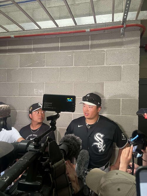 試合後、取材に応える村上。