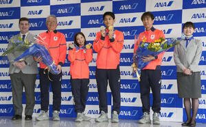 帰国しメダルを手に写真に納まる、伊東団長(左から2人目)、三浦(左から3番目)、木原(左から4番目)、原田副団長(左から5番目)(撮影･小島史椰)