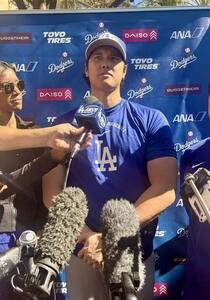 22日の練習後、メディア対応を行ったドジャース大谷翔平(撮影･斎藤庸裕)