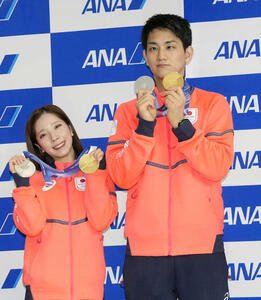 帰国しメダルを手に写真に納まるフィギュアスケート･ペアの三浦(左)と木原(撮影･小島史椰)