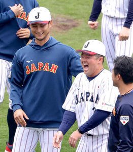 手締め後に談笑するアドバイザーのダルビッシュ(左)と牧(撮影･河田真司)