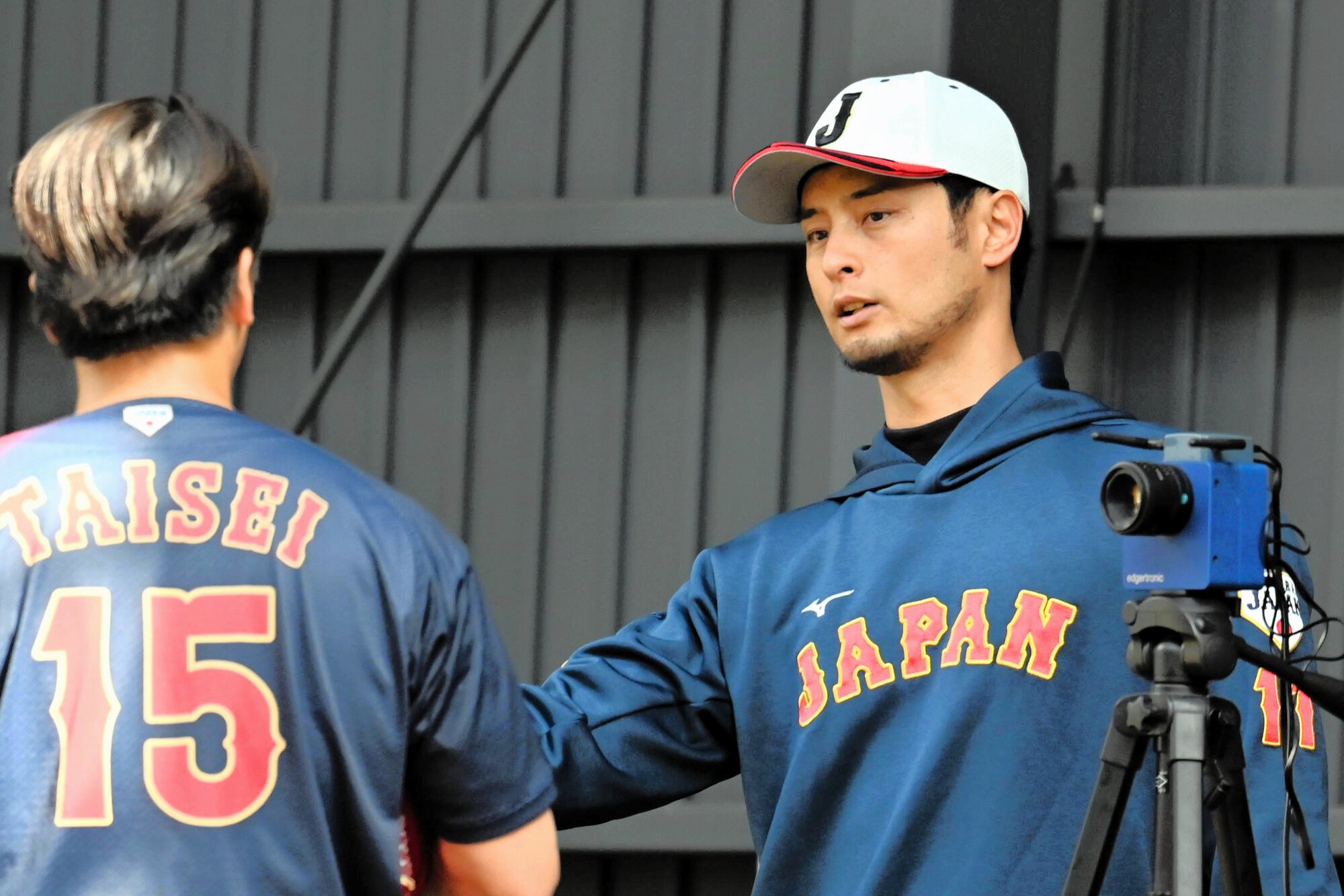 ブルペンで大勢に助言するダルビッシュ