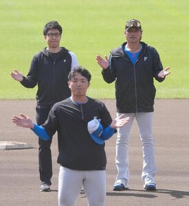 名護キャンプを打ち上げ手締めする日本ハム郡司(手前)。右は新庄監督(撮影･足立雅史)