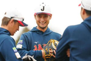 笑顔を見せるアドバイザーのダルビッシュ(撮影･垰建太)