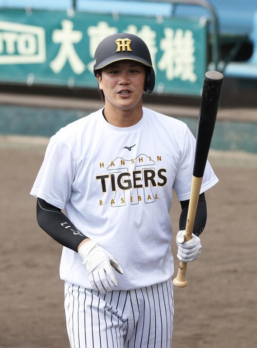 打撃練習に励む阪神伏見(撮影･上山淳一)