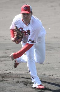 ファビアン、モンテロ、秋山を相手に投球する広島床田(撮影･加藤孝規)