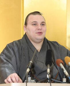 記者会見する安青錦(撮影･白石智彦)