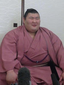 新三役会見後で笑顔を見せる熱海富士