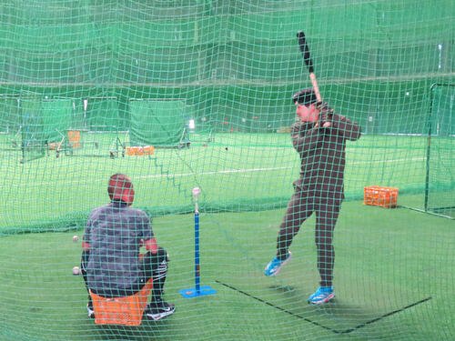 休日返上で打撃練習をする巨人泉口(右)(撮影･北村健龍)