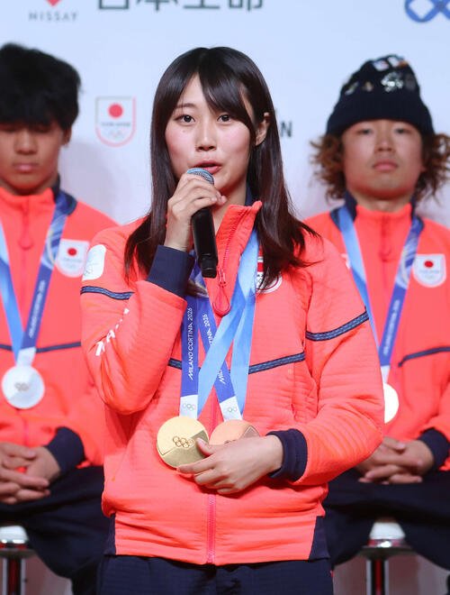 帰国時記者会見を行う村瀬(撮影･増田悦実)