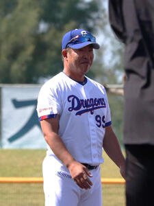 キャンプを打ち上げ、選手会長藤嶋のスピーチを笑顔で見守る井上監督