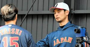 ブルペンで大勢に助言するダルビッシュ(右)