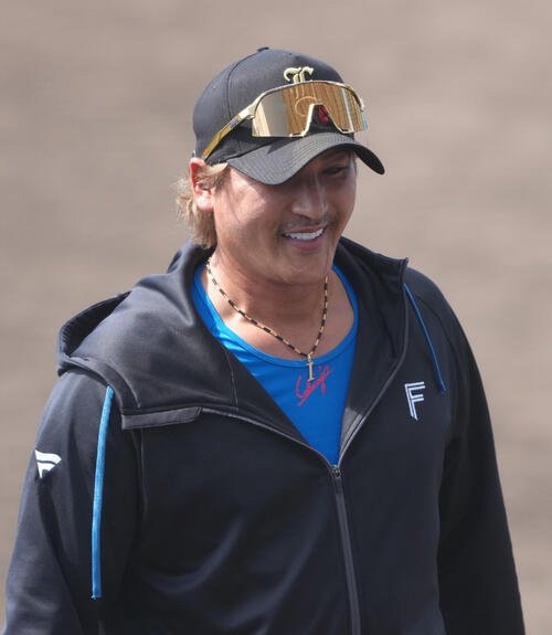 名護キャンプを打ち上げ笑顔を見せる日本ハム新庄監督(撮影･足立雅史)