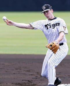 投内連係プレーで送球する阪神ディベイニー(撮影･上山淳一)