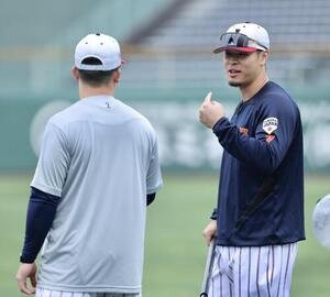 牧(左)と言葉を交わす佐藤輝(撮影･河田真司)