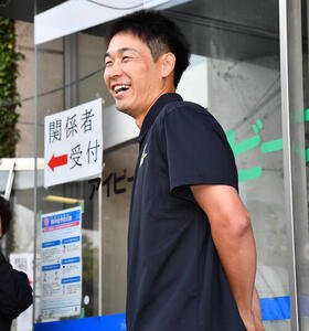 ソフトバンクのキャンプ地に凱旋(がいせん)し、報道陣と談笑する韓国SSGランダース武田(撮影･岩下翔太)