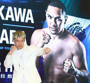 エストラダ(後方)とのWBC世界バンタム級挑戦者決定戦を発表した那須川(撮影･野上伸悟)