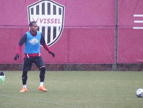 25日の練習でボールを追う神戸DFンドカ(撮影･永田淳)