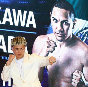 エストラダ(後方)とのWBC世界バンタム級挑戦者決定戦を発表した那須川天心(撮影･野上伸悟)