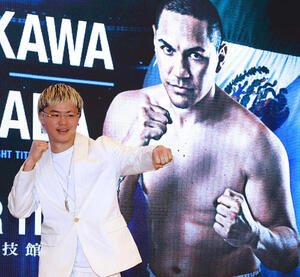 エストラダ(後方)とのWBC世界バンタム級挑戦者決定戦を発表した那須川(撮影･野上伸悟)