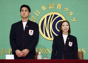 日本記者クラブで会見を行うミラノ･コルティナ五輪フィギュアスケート･ペア金メダルの木原(左)と三浦(撮影･宮地輝)