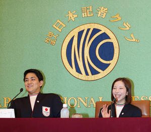 日本記者クラブでの会見で笑顔を見せるミラノ･コルティナ五輪フィギュアスケート･ペア金メダルの木原(左)と三浦(撮影･宮地輝)