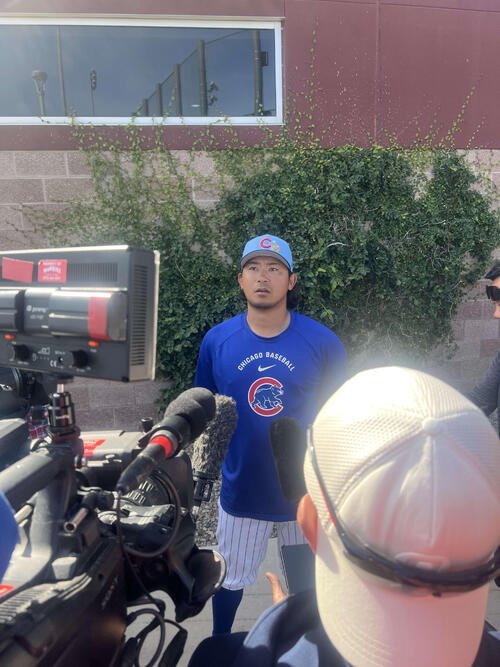 オープン戦初登板を終え報道陣の取材に対応する今永