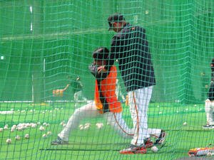 フォロースルーの形を維持する巨人皆川(左)と阿部監督(撮影･北村健龍)