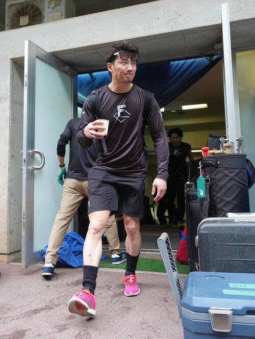 練習試合が中止となり球場を後にする日本ハム西川(撮影･足立雅史)